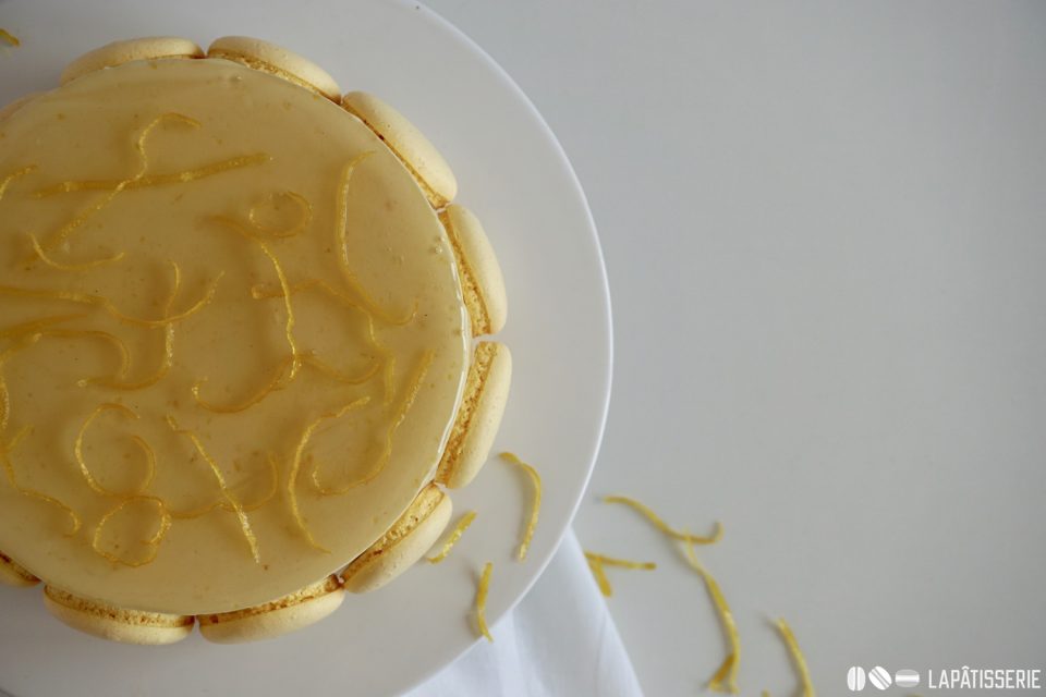 Ein wunderbares Rezept für ein Entremet mit Zitrone, gerösteten Haselnüssen und Macarons. 