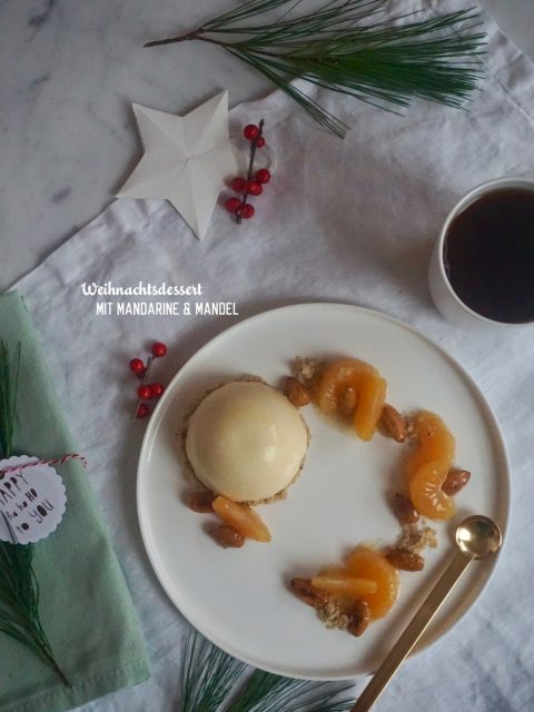 Ein Dessert zu dem perfekten Weihnachtsmenü mit Mandarinen und gebrannten Mandeln.