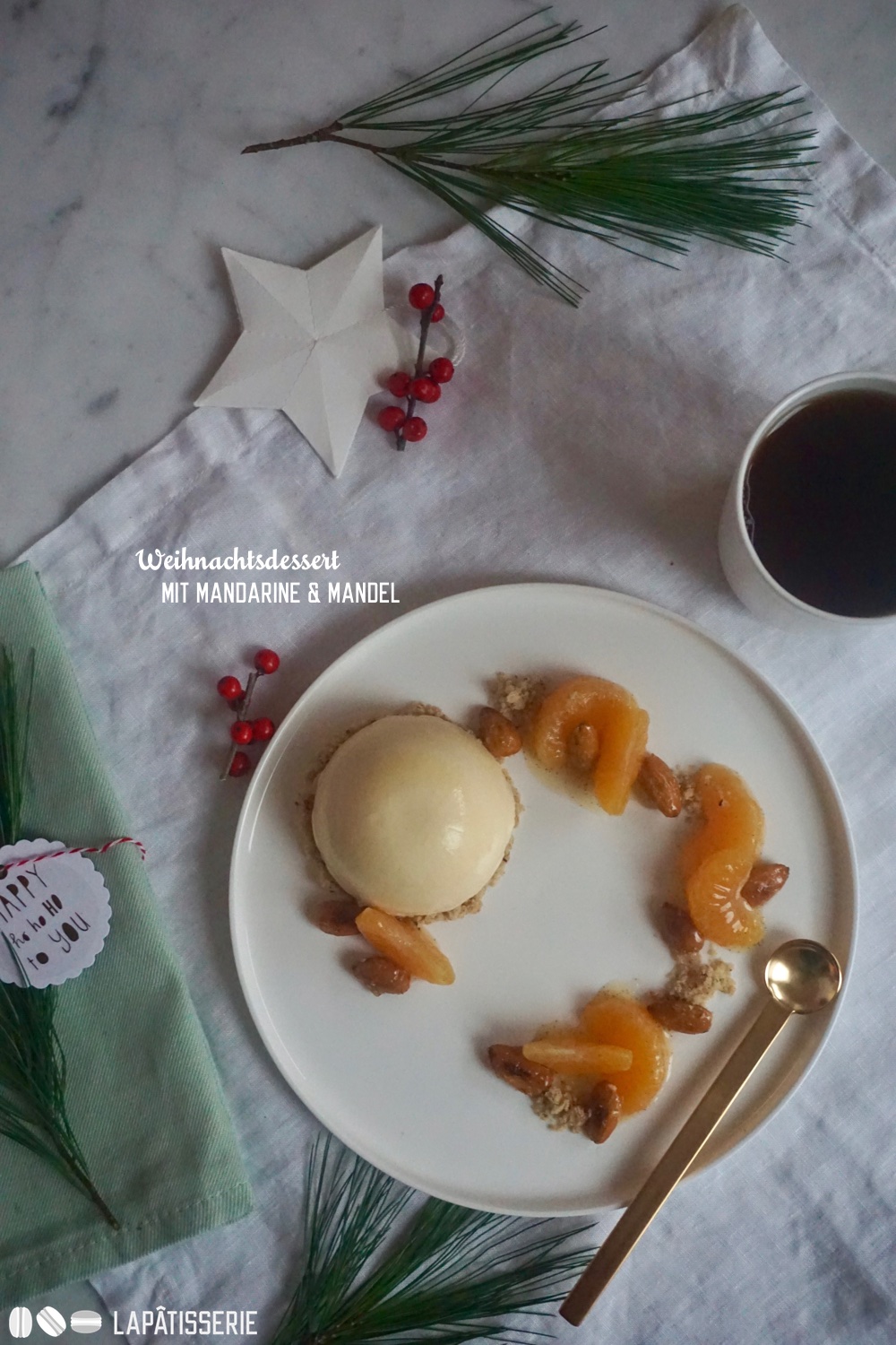 Ein Dessert zu dem perfekten Weihnachtsmenü mit Mandarinen und gebrannten Mandeln.