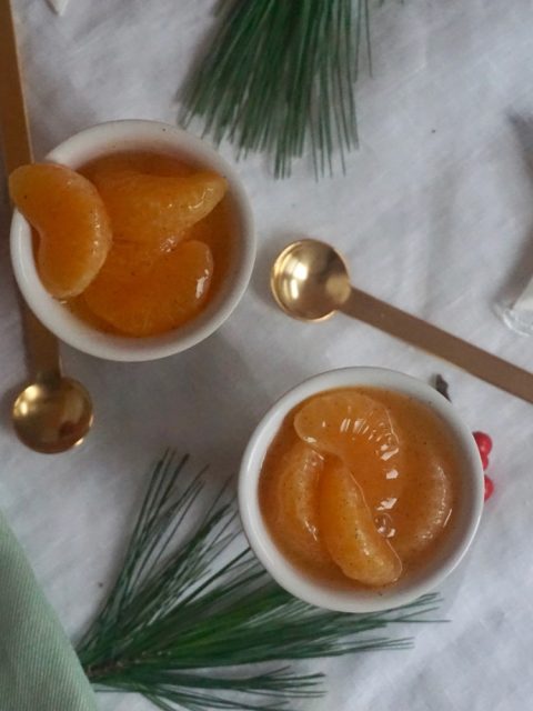Passt an Weihnachten und Silvester: Mandarinenmousse mit fruchtigem Kompott. Luftig leicht und einer angenehmen Säure.