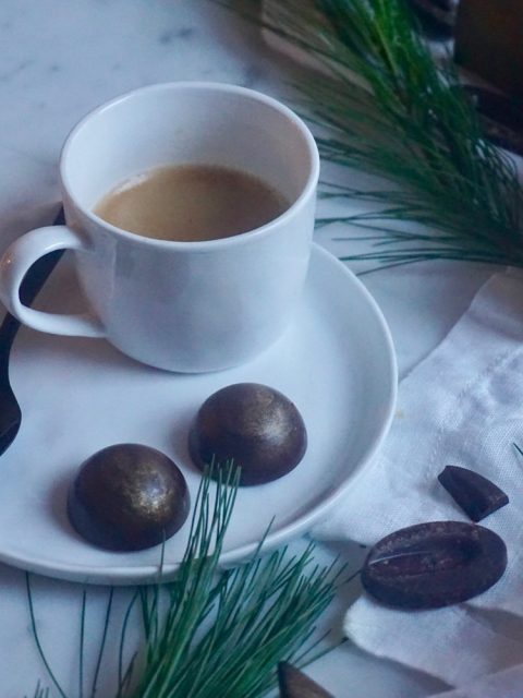 Eine feine Tasse Kaffee passt perfekt zu meinen Weihnachtspralinen gefüllt mit Spekulatius und Karamell.