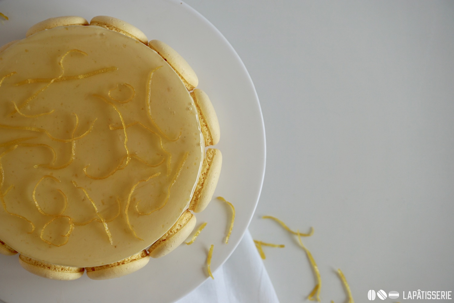 Ein wunderbares Rezept für ein Entremet mit Zitrone, gerösteten Haselnüssen und Macarons.