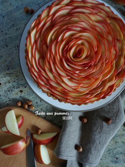 Einfach wunderschön: Die neue Tarte aux pommes deluxe mit Haselnuss und Apfelkompott.