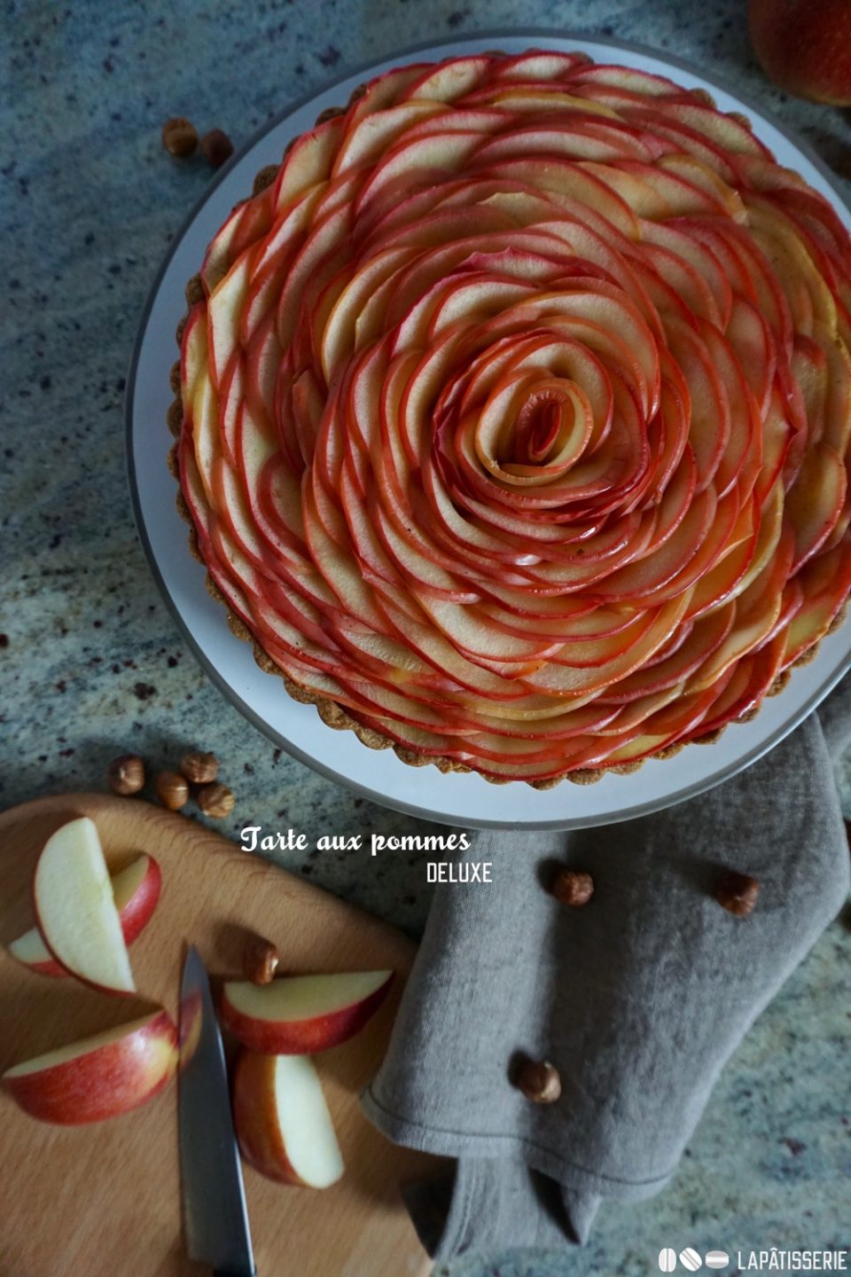 Einfach wunderschön: Die neue Tarte aux pommes deluxe mit Haselnuss und Apfelkompott.