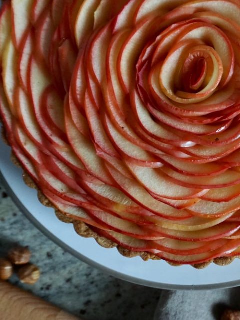 Apfel und Haselnuss passen schon immer zusammen. Kombiniert zu einer französischen Tarte aux pommes.
