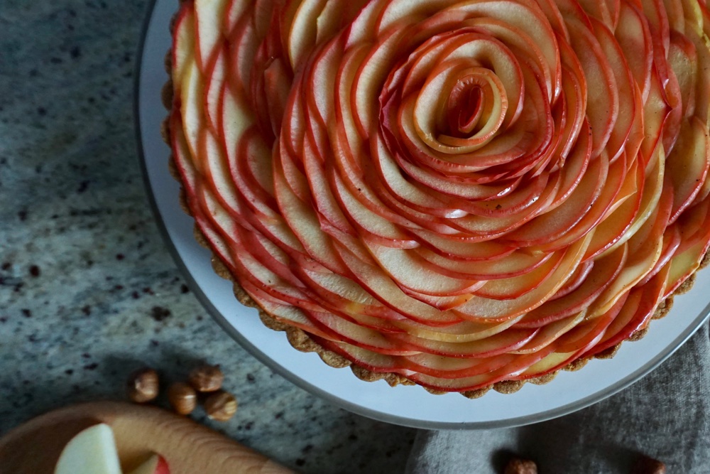Apfel und Haselnuss passen schon immer zusammen. Kombiniert zu einer französischen Tarte aux pommes.