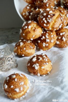 Kleine, französische Windbeutel. Ganz traditionell ohne Füllung, dafür richtig knusprig und lecker: Chouquettes!
