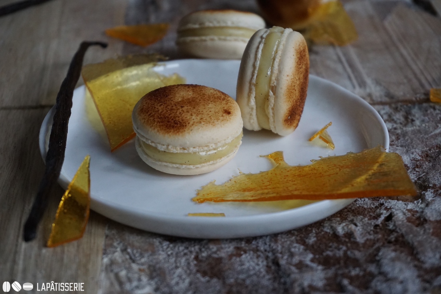 So verführerisch kann Süß sein: Crème Brûlée Macarons. Ein Dessertklassiker neu interpretiert.