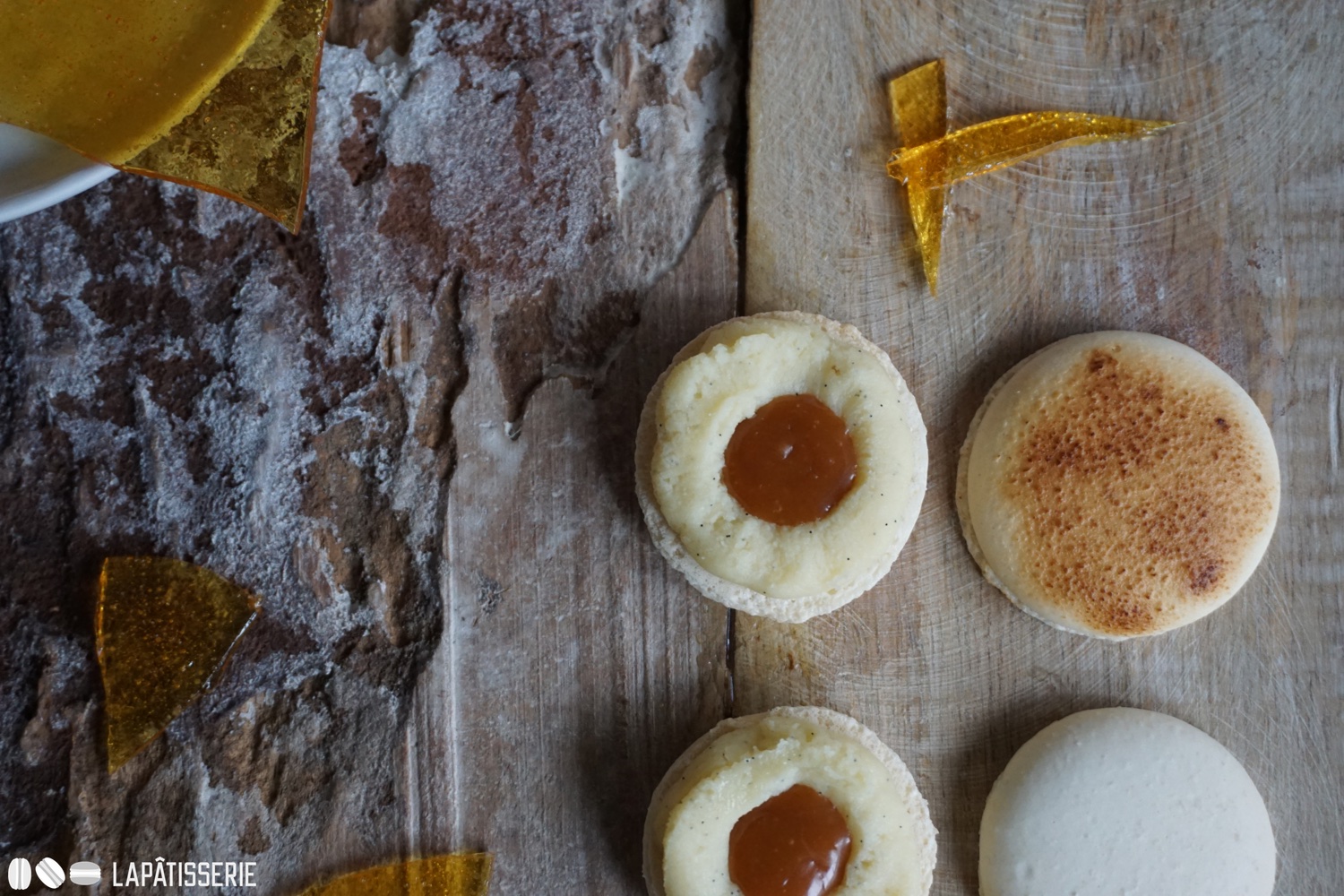 Im Inneren der Macarons lockt weicher Karamell, der perfekt mit dem Vanilleganache harmoniert.