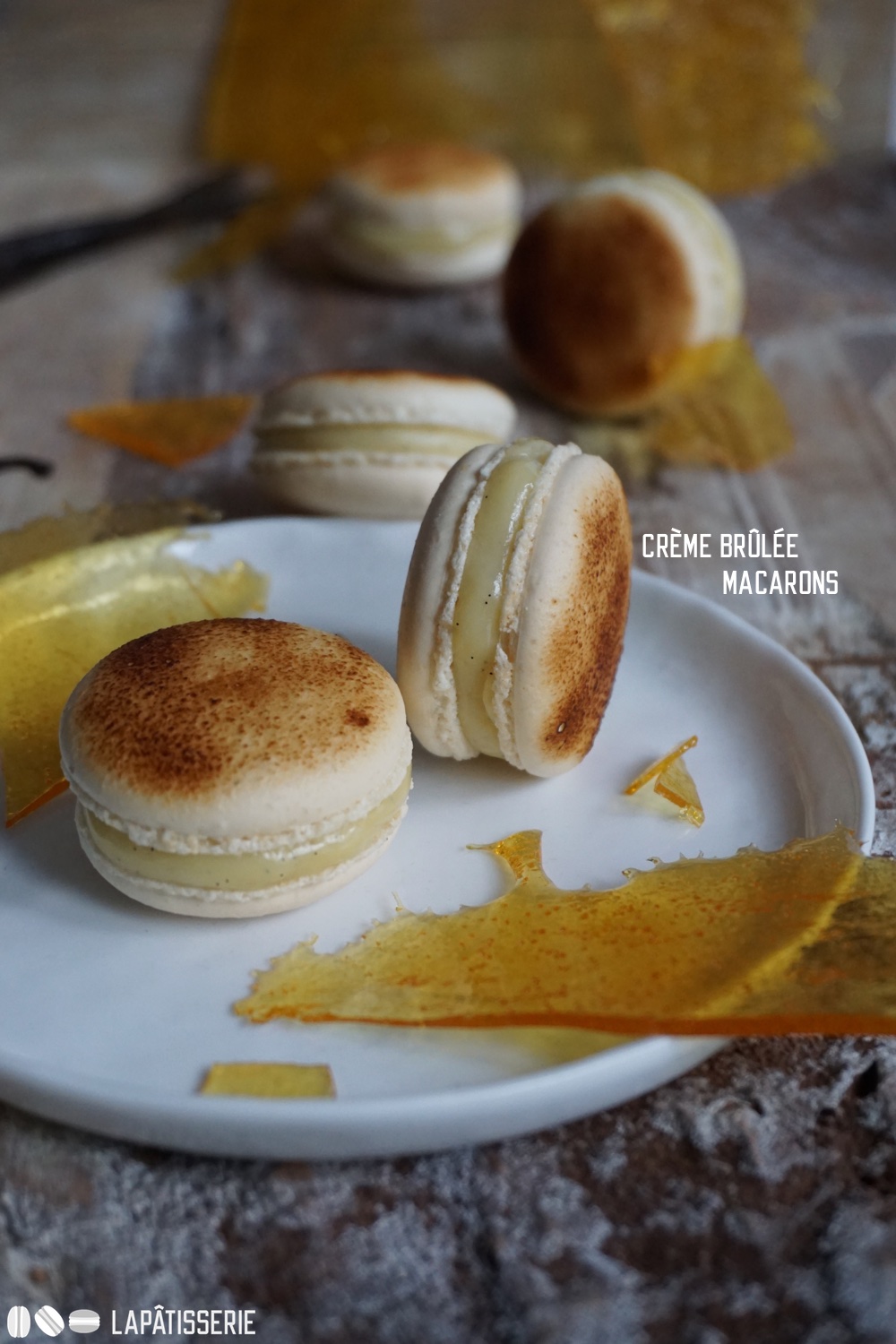 Le Jour du Macaron: Großes Finale mit feinen Crème Brûlée Macarons. Gefüllt mit Vanilleganache und Karamell.