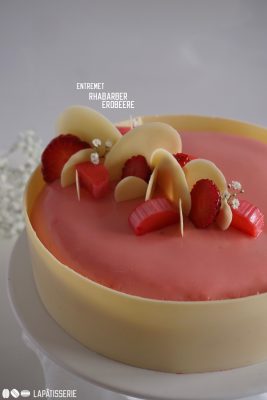 Wunderbares Entremet mit Rhabarber und Erdbeere. Abgerundet mit einer Ganache aus Vanille.