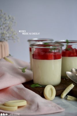 Schnell, lecker und saisonal: Luftige weiße Mousse au chocolat mit Rhabarberkompott.