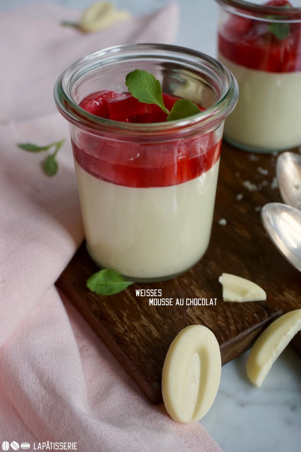 Leckeres, schnelles Dessert für den Frühling mit weißer Mousse au chocolat und Rhabarberkompott.