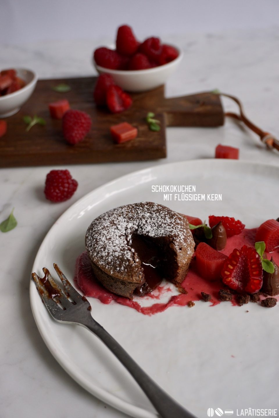 Einfach nur lecker und total schnell zubereitet: Schokokuchen mit flüssigem Kern, pochiertem Rhabarber und Himbeeren.