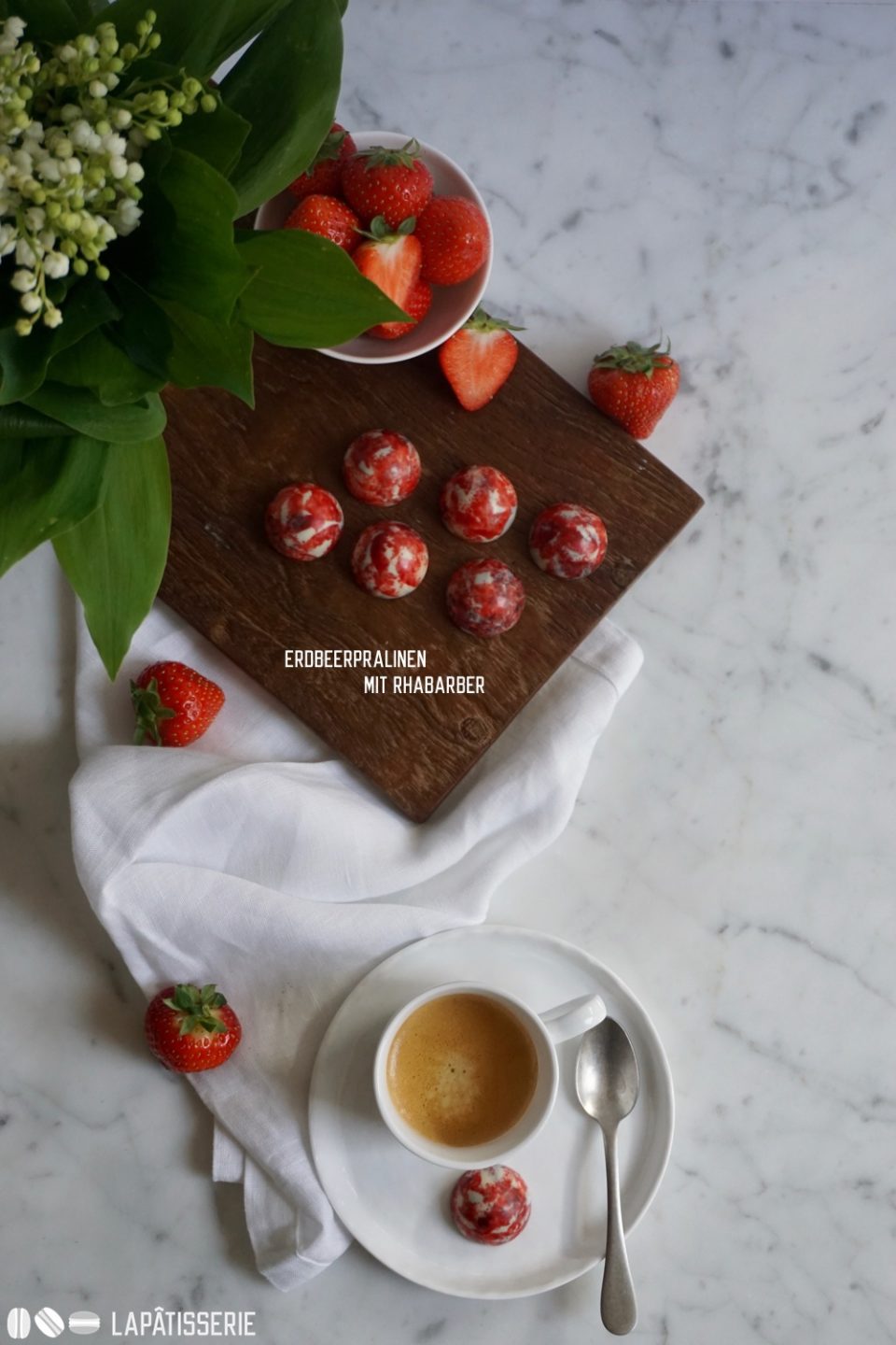 Die besten Pralinen mit Erdbeere und Rhabarber für die beste Mama, die es gibt. Perfekt für Muttertag.