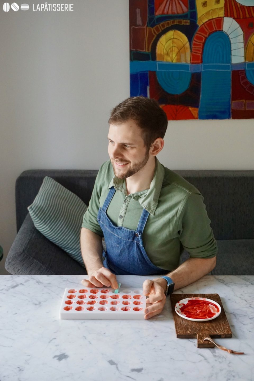 Das Schminken der Formen mit Kakaobutter macht am meisten Spaß.