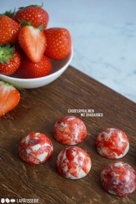 Feinste Pralinen mit Erdbeere und Rhabarber zum Muttertag.