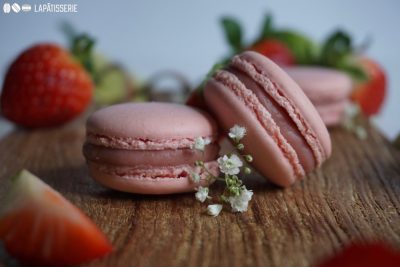 Eins geht noch. Erdbeer-Limetten-Macarons sind eine himmlische Versuchung.