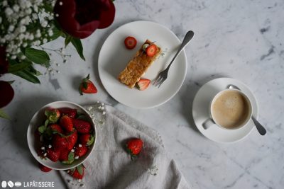 Die Kaffeetafel steht mit einer heißen Tasse Kaffee und einem feinen Millefeuille Fraise-Vanille.