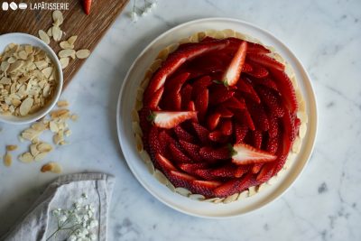 Only the finest berries. Auf der Tarte aux fraises sind nur die besten Erdbeeren. Geschmack ist das Wichtigste.