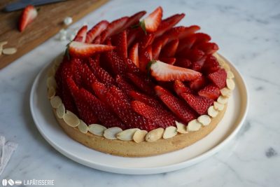 Einfache Tarte, kunstvoll gelegt. Einfach genial: Tarte aux fraises. Die Erdbeersaison kann kommen.