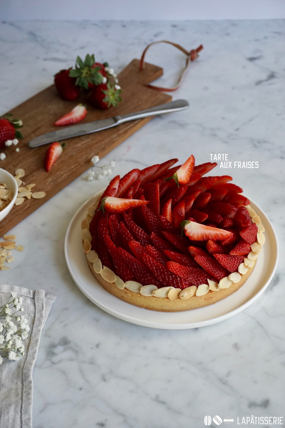 Die Erdbeersaison kann losgehen mit einer klassischen Tarte aux fraises. Einfach lecker.