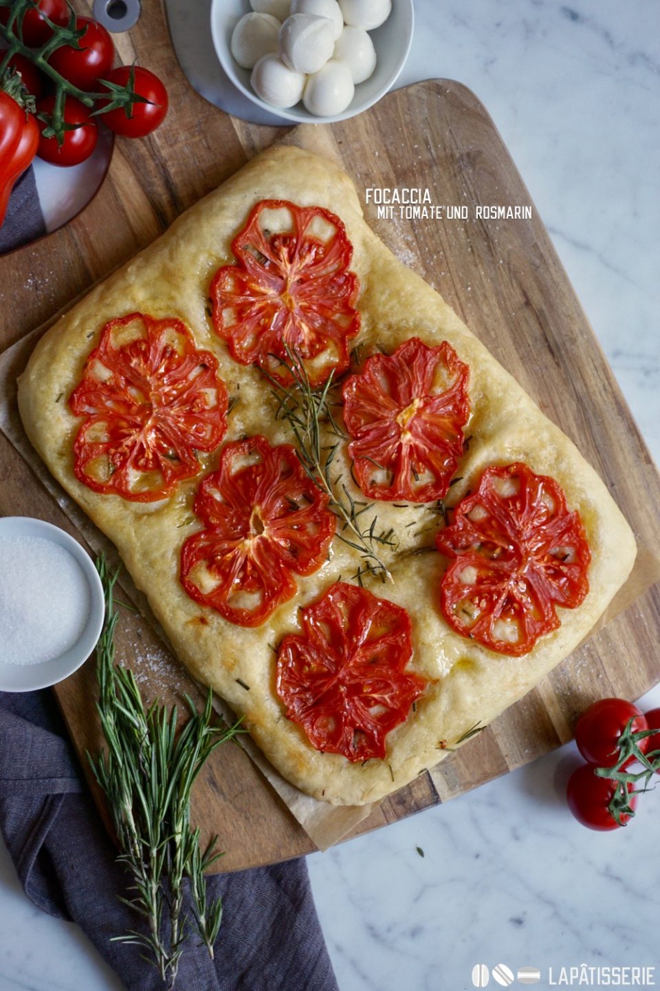 Focaccia mit Tomate und Rosmarin: Schnell zubereitet, lecker und einfach schön.