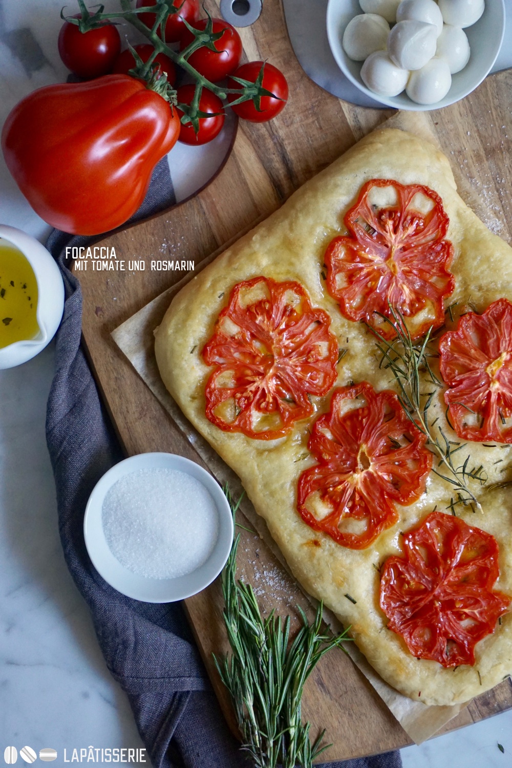 Italienische Focaccia mit sonnengereiften Tomaten und frischem Rosmarin.