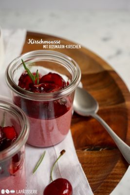 Luftiges Kirschmousse als leichtes Dessert für den Sommer. Dazu ein Kompott aus Kirschen und Rosmarin.