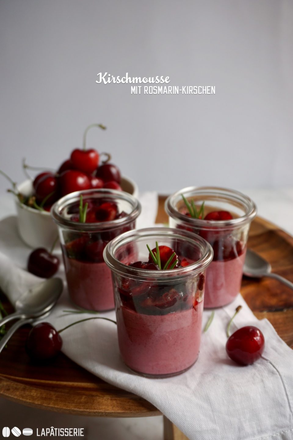 So unwiderstehlich lecker: Mousse aus knackigen Kirschen mit Rosmarin.