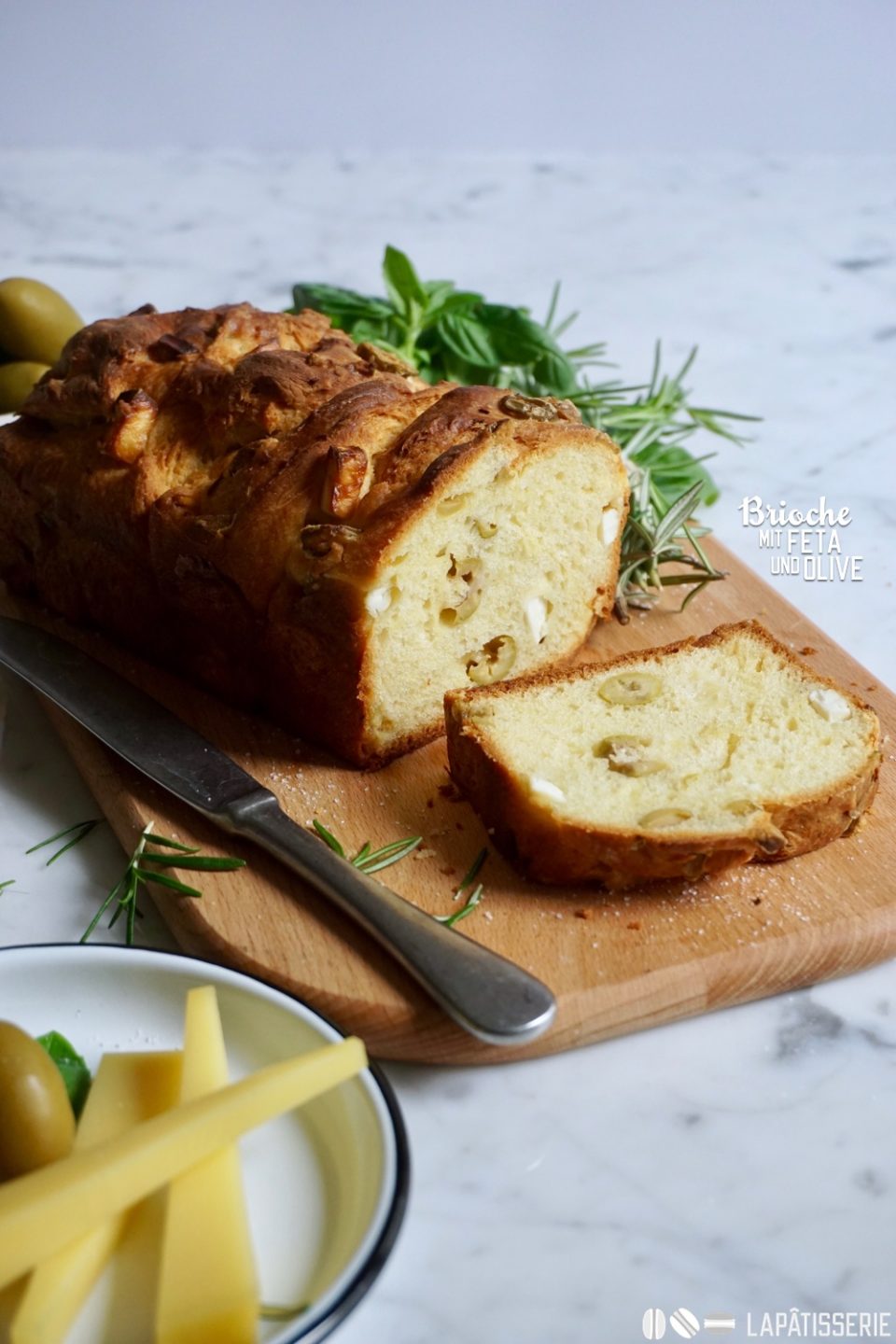 Es gibt feinen Brioche mit dem gewissen Urlaubsfeeling dank grünen Oliven und griechischem Feta.
