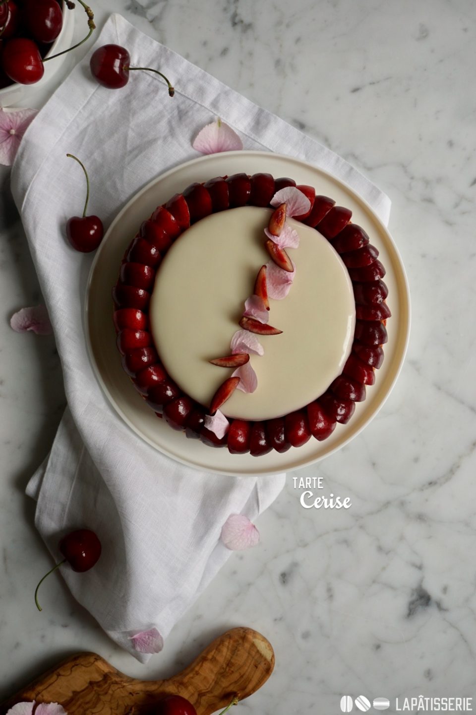 Der Sommer könnte nicht besser sein: Tarte mit frischen Kirschen und luftiger Mousse.