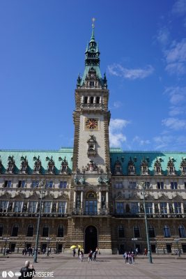 Vorbei am imposanten Rathaus von Hamburg...