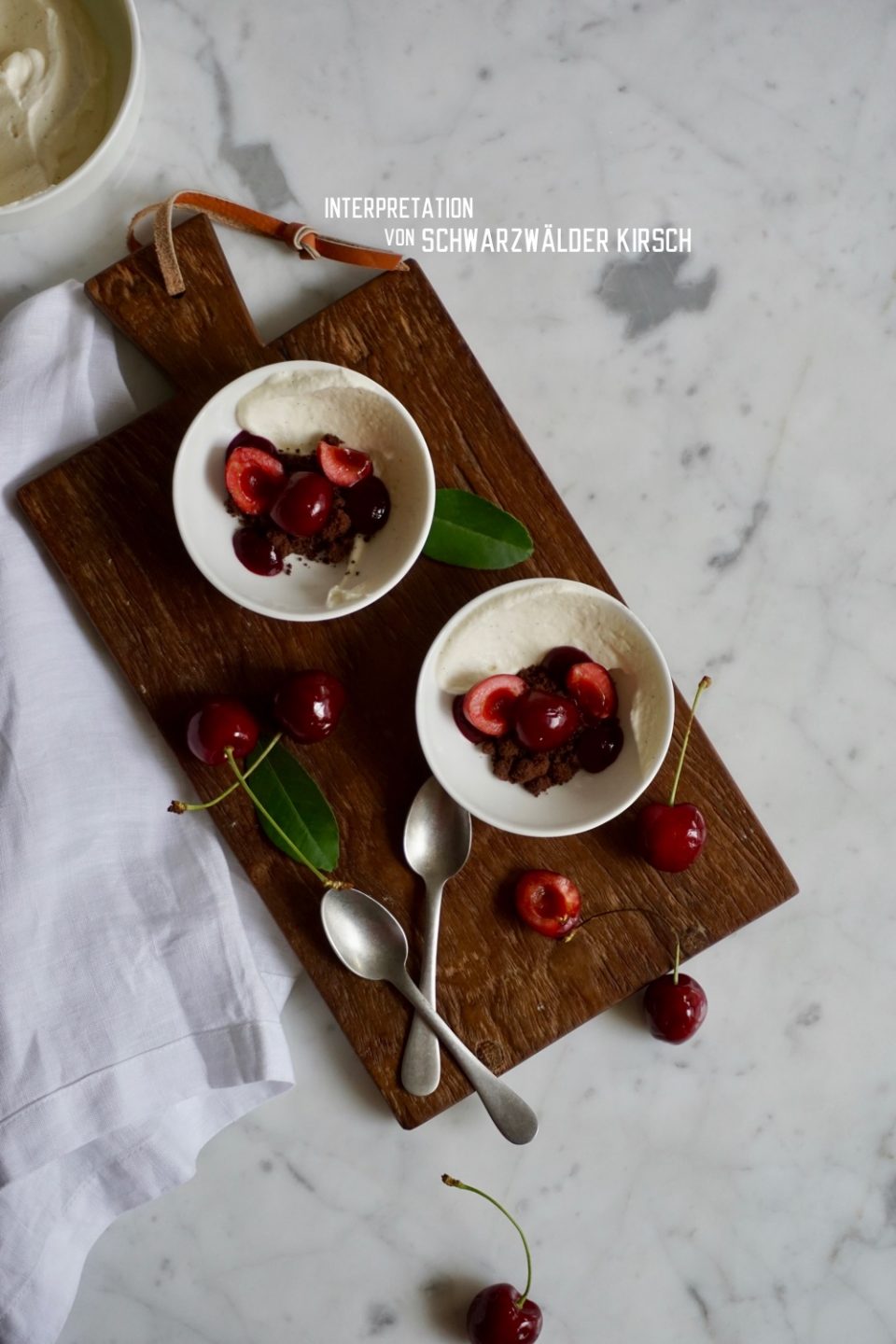 Schwarzwälder Kirsch mit Sahne, Kirschen und Schokolade geht doch auch immer.