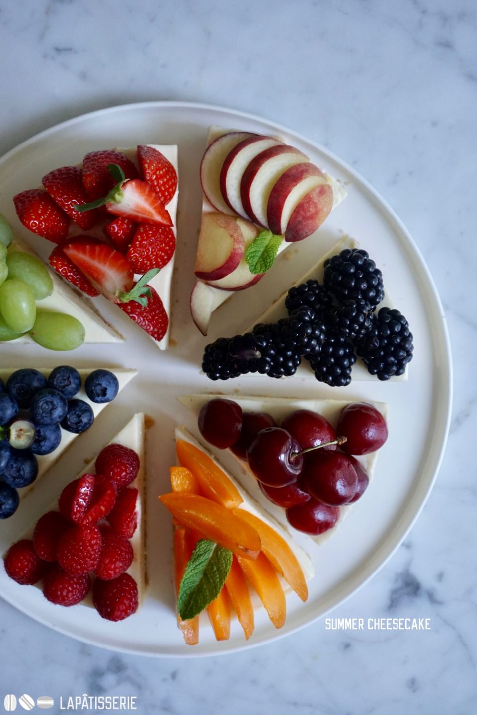 Cheesecake ganz ohne Backen für heiße Sommertage. Dazu viel frisches Obst.