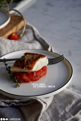 Der Hauptgang des #OneBiteMenu ist serviert: Zarter und saftiger Zander auf Zitronen-Tomatenwürfeln.