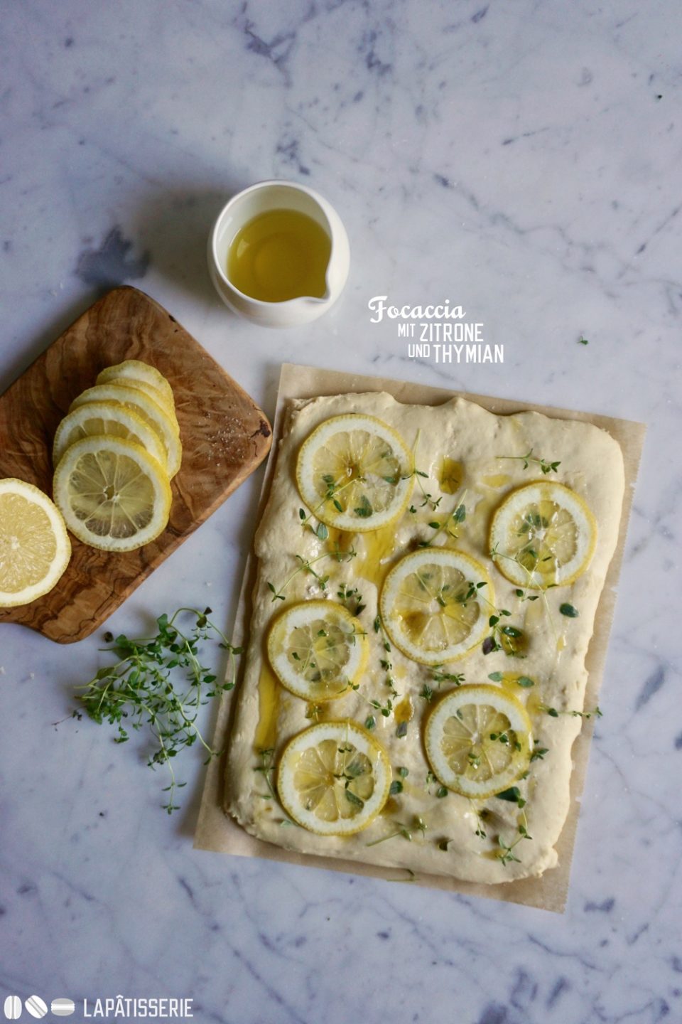 Schnell noch backen und fertig ist die Focaccia mit Zitrone und Thymian.