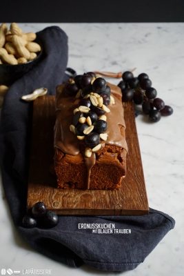 Zusammen feiern wir heute den Herbst mit all seinen Facetten. Los geht's mit Erdnusskuchen mit blauen Trauben.