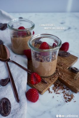 Leckeres und schnelles Dessert für jede Saison mit dunkler Mousse au chocolat und frischen Himbeeren.