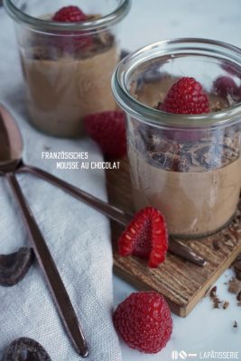Leicht und schnell gemacht: Dunkles Mousse au chocolat mit frischen Himbeeren.