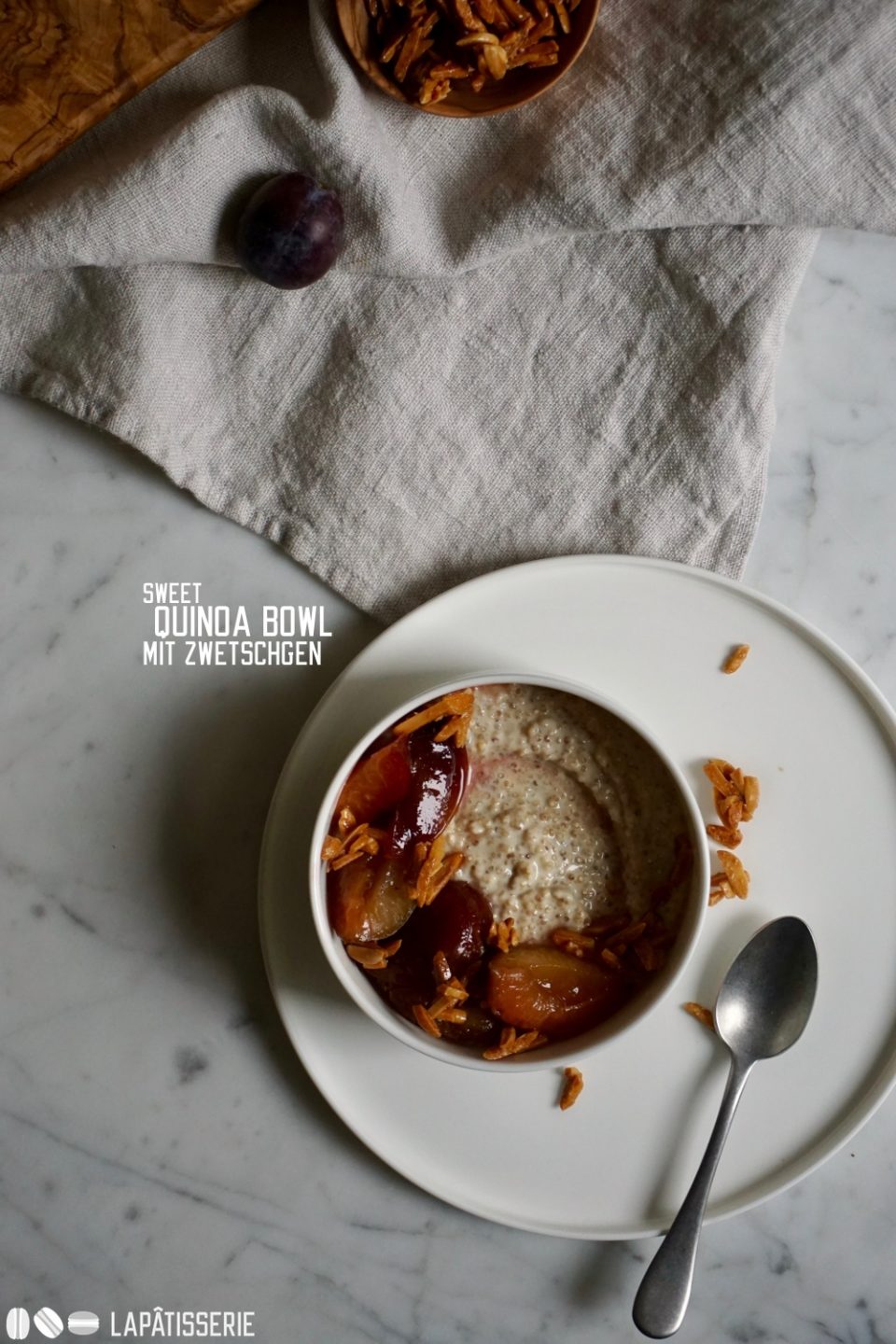 So lecker und gesund kann Frühstück sein mit meiner süßen Quinoa Bowl und Zwetschgenkompott.
