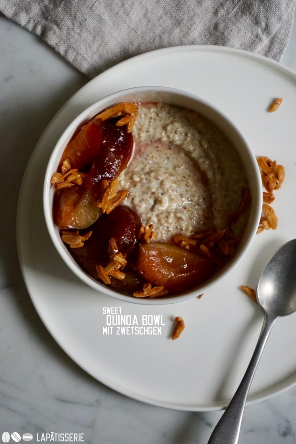 Das herbstliche Frühstück bei mir daheim mit einer süßen Quinoa Bowl und Zwetschgenkompott.