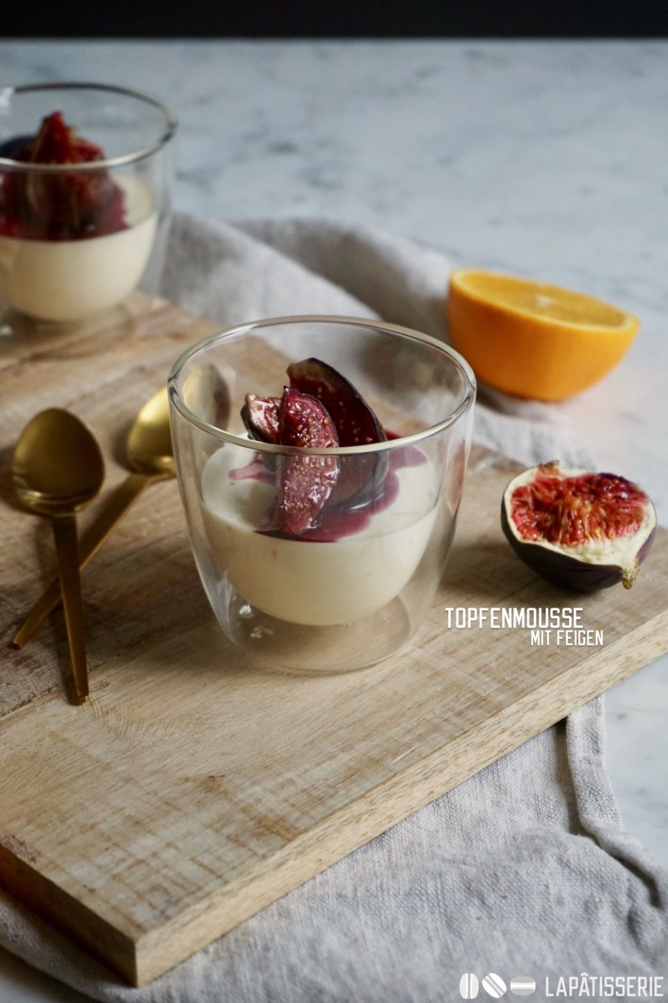 Luftiges Topfenmousse mit Orange und marinierten Feigen. So feiern wir den Spätsommer.