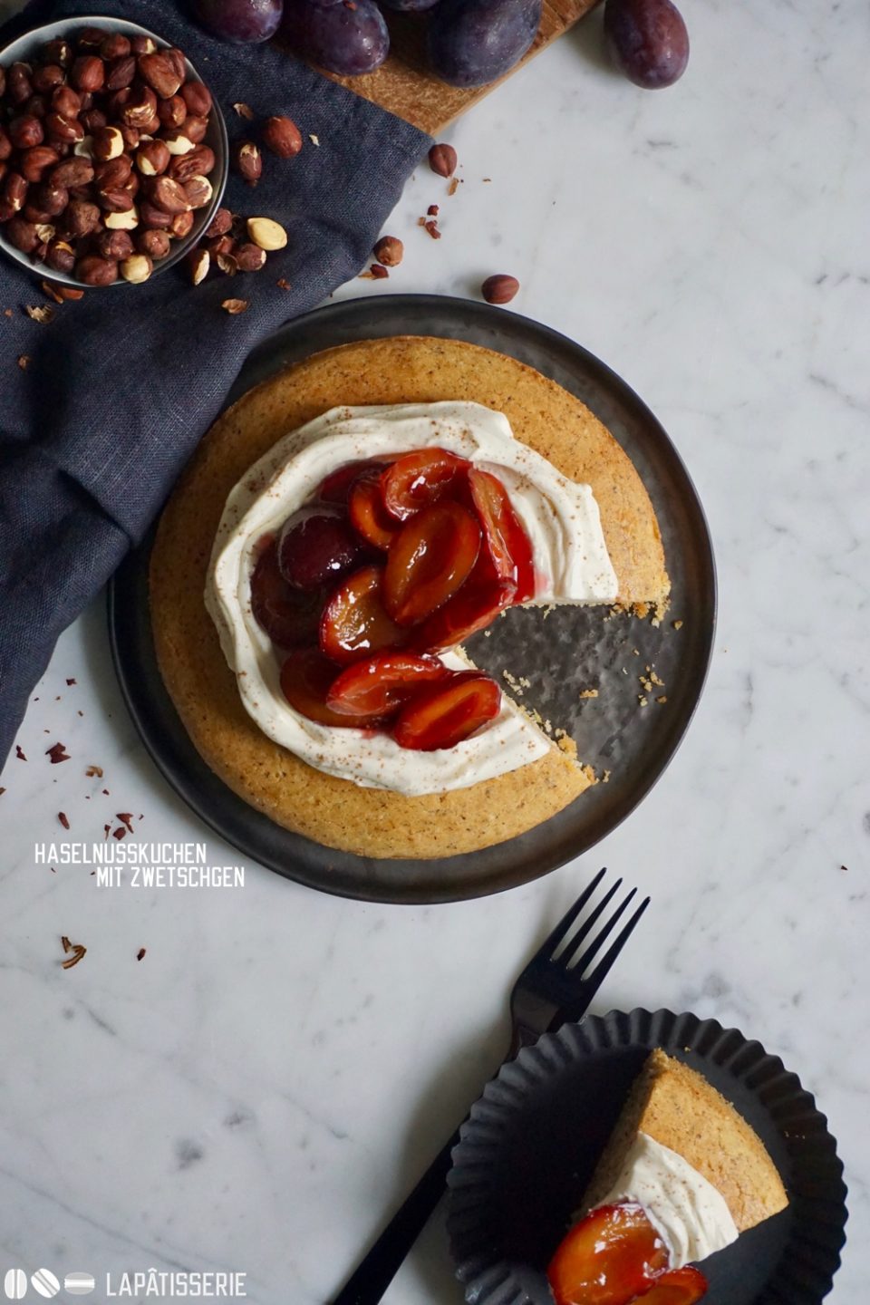 So muss Herbst sein mit Haselnusskuchen, Zwetschgen und Zimtsahne.