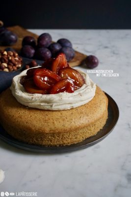 Herbstliches Kuchenglück mit meinem Haselnusskuchen mit Zimtsahne und Zwetschgen.