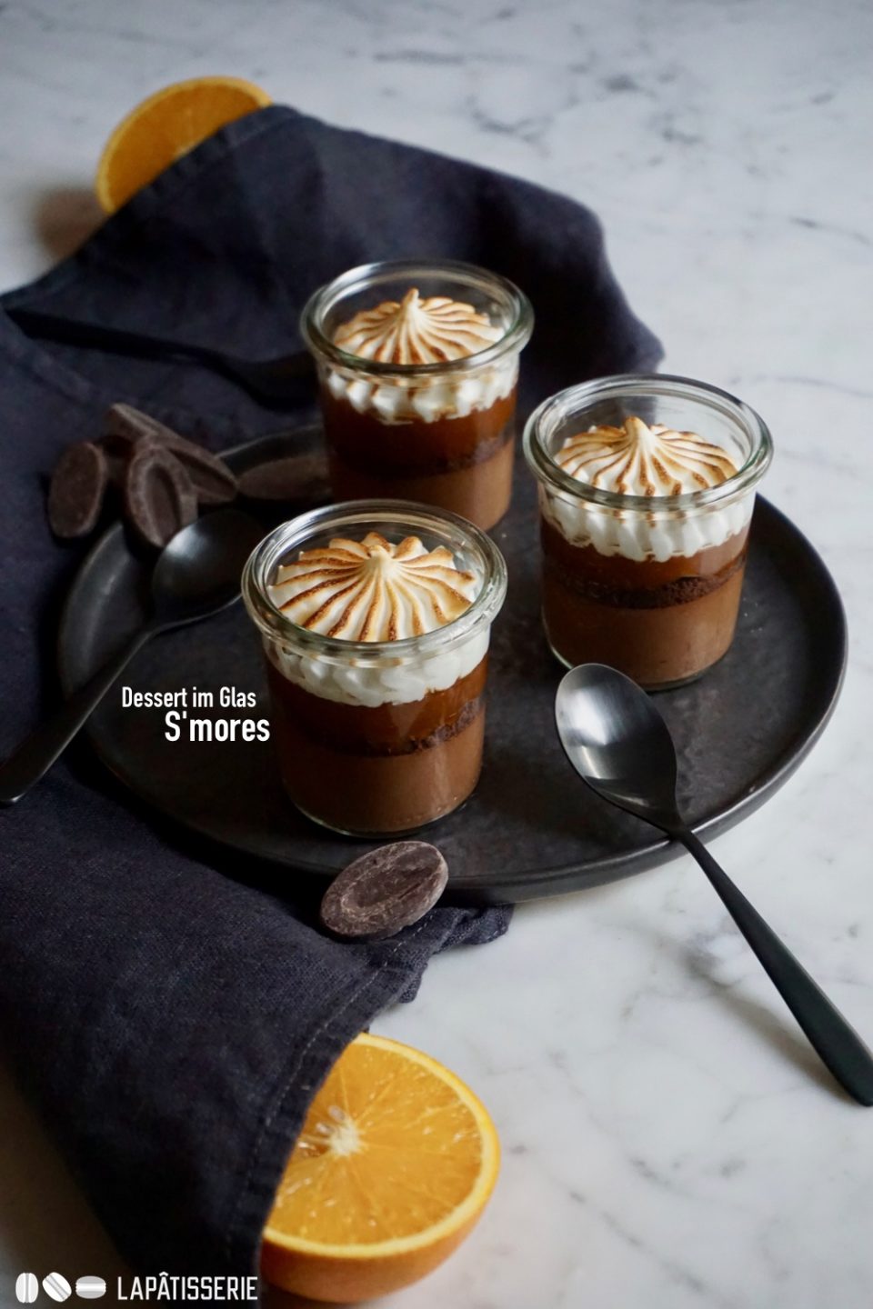 Jetzt im Herbst gibt's wieder S'mores. Bei mir als Dessert im Glas mit Orange.