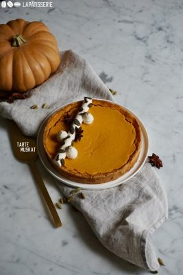 Eine feine Tarte mit süßem Kürbispüree und vielen Gewürzen sorgen für Herbstflair.