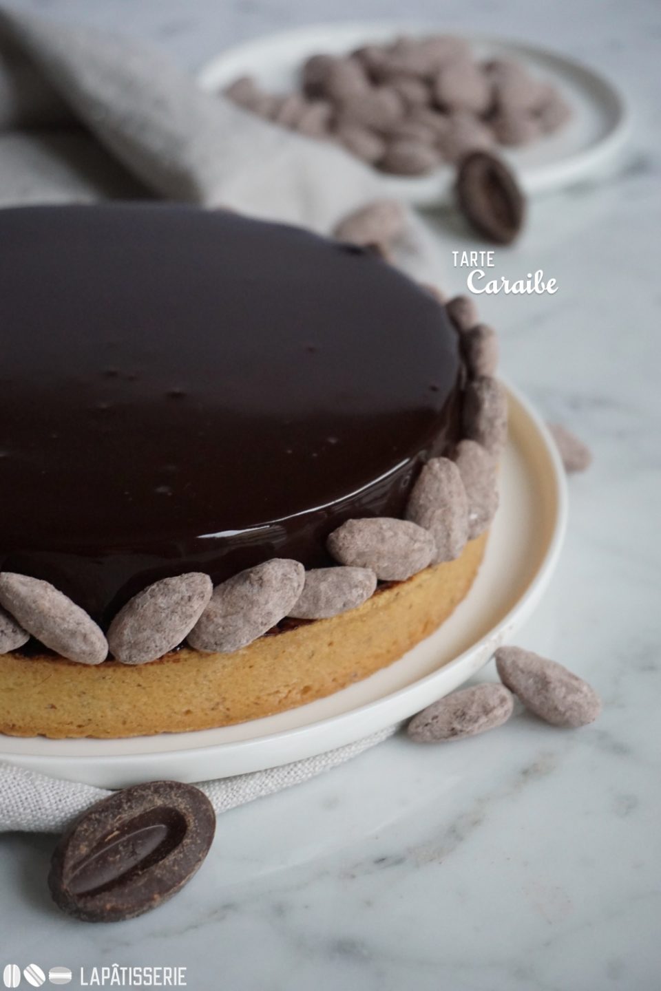 Die Tarte für einen feinherben Winter mit dunkler Schokolade und schokolierten Mandeln.