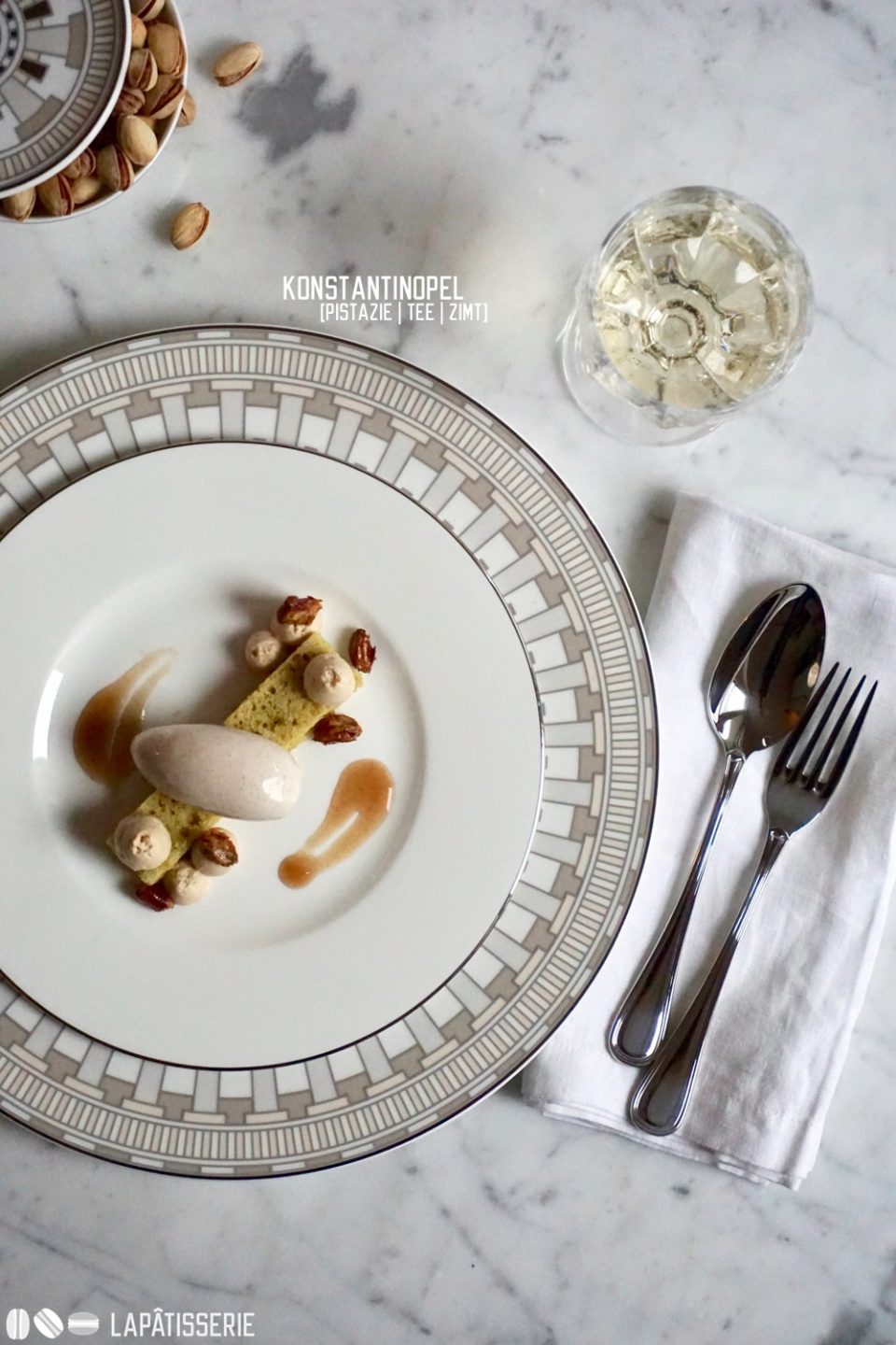 Gleich sind wir in Konstantinopel, mein Dessert mit Pistazien, Zimt und Darjeeling gibt einen Vorgeschmack.