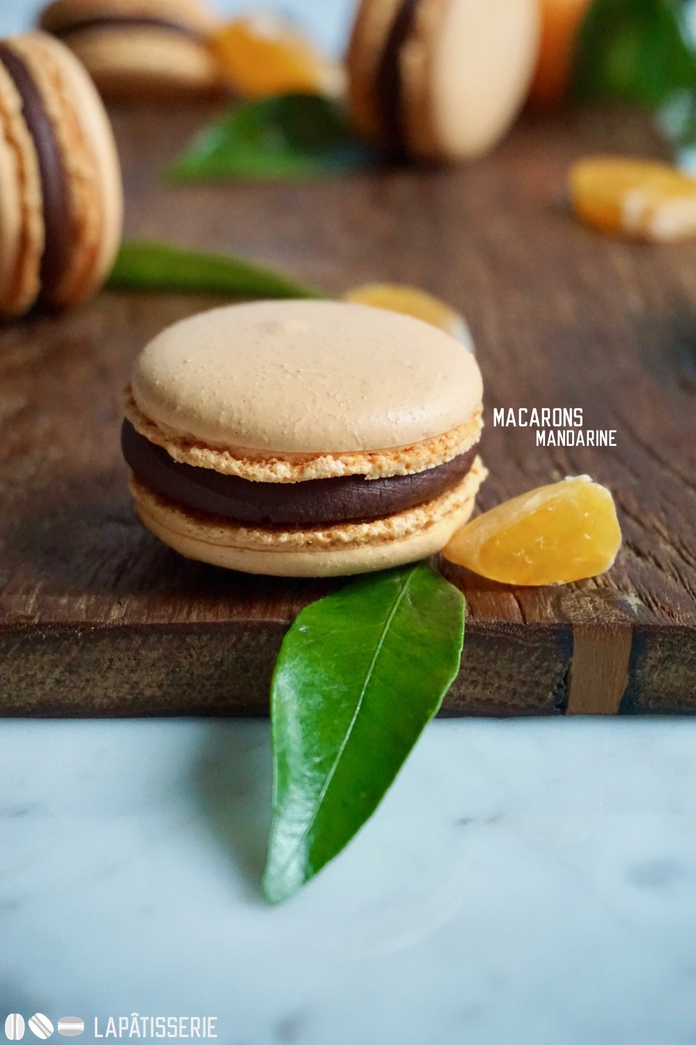 Macarons mit Mandarine und dunkler Schokolade. So farbenfroh kann der Winter sein.